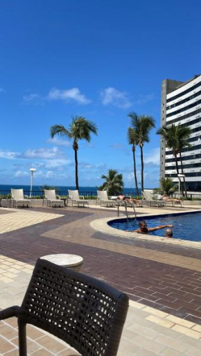 Apartamento beira mar localizado no Ondina Apart Hotel